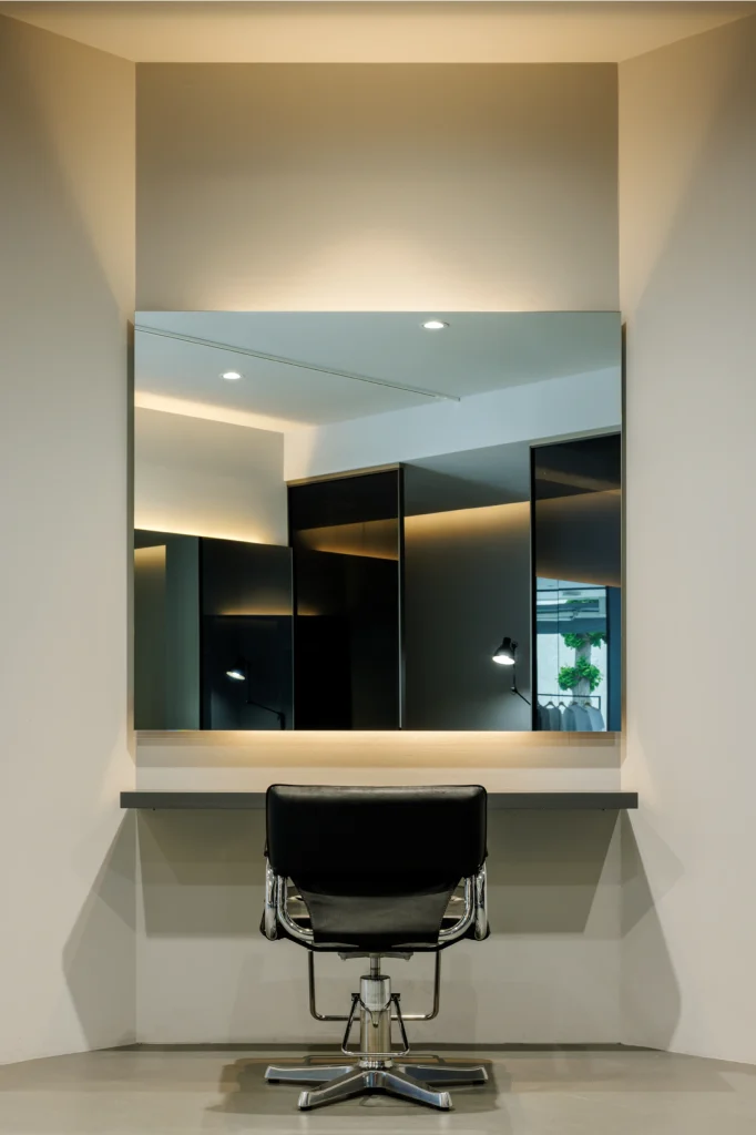 90DEGREES_Interior_Vertical 美容室90DEGREESの内観(カット面)イメージ