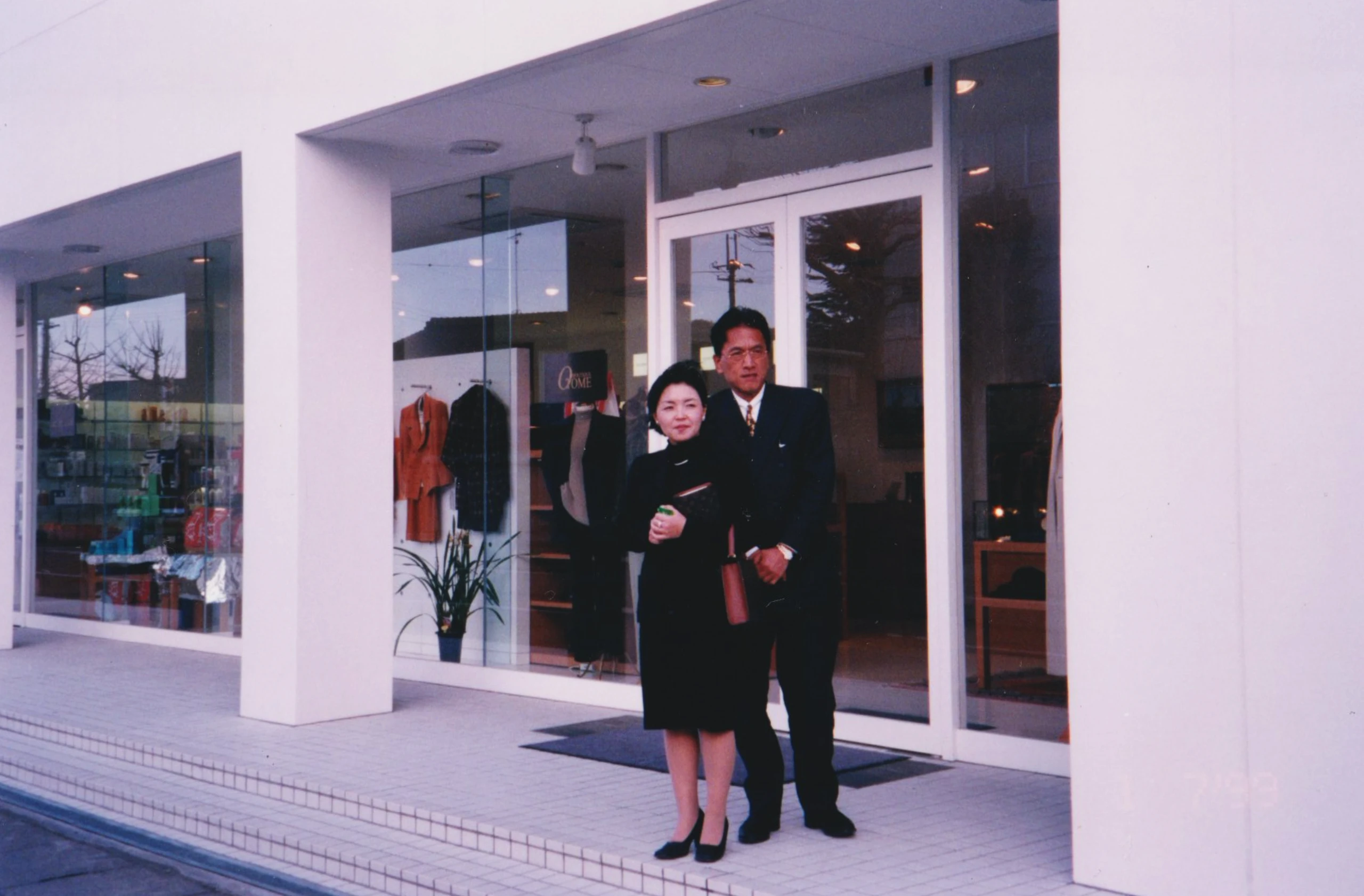 エステティックサロン『グランルミエ』の新社屋前にて