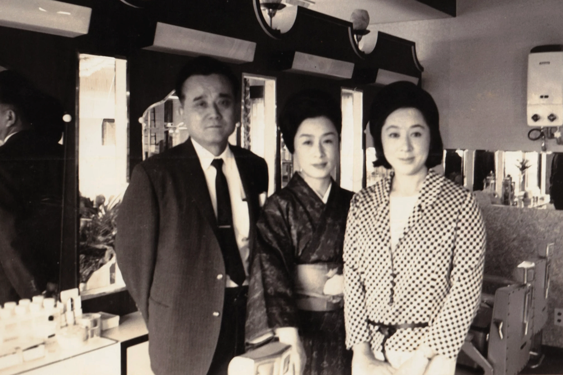 図師鉄二郎、図師洋子、月丘夢路氏(左より)の写真