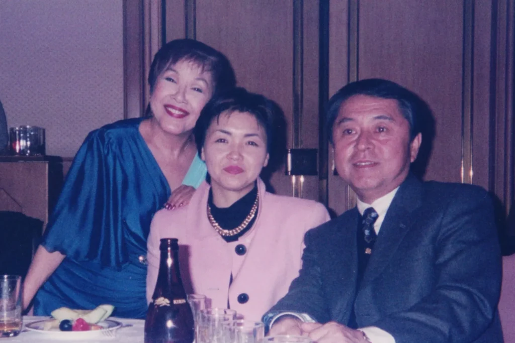 ドクター石井(右)、妻でシャンソン歌手の坂本スミ子氏(左)、中央は育代。